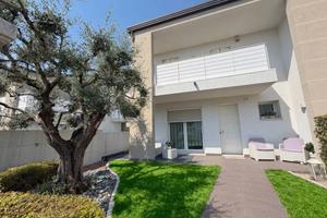 Villetta a schiera di 220 m² con 4 locali e box au