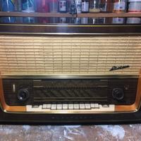 Radio d'epoca a valvole di marca Blaupunkt Riviera