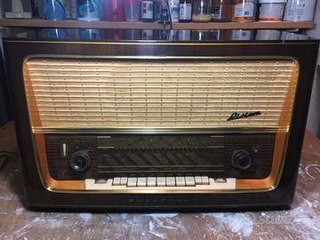 Radio d'epoca a valvole di marca Blaupunkt Riviera