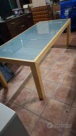 tavolo in legno massello con piano in cristallo