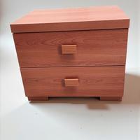 Comodino 2 cassetti , versatile e funzionale.
