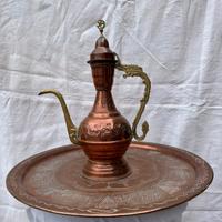 Piatto in rame con brocca in rame e ottone 1980