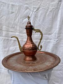 Piatto in rame con brocca in rame e ottone 1980