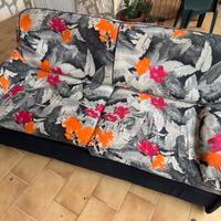 Divano a Tre Posti – Design Floreale Moderno