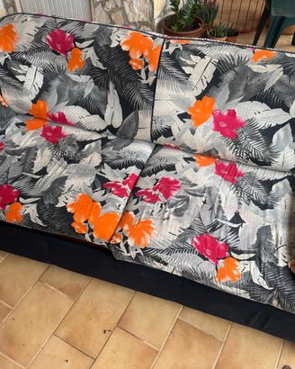 Divano a Tre Posti – Design Floreale Moderno