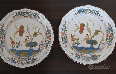 Coppia di piatti decorativi in ceramica