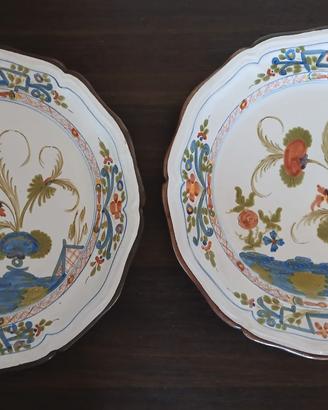 Coppia di piatti decorativi in ceramica