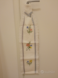 Portarotolo carta igienica di tessuto con merletti