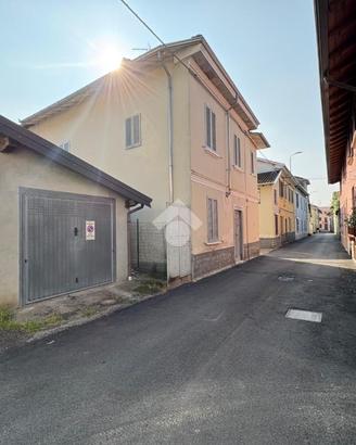CASA SEMINDIPENDENTE A CASSOLNOVO