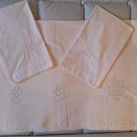 Lenzuolo e federe da letto ricamati a mano vintage
