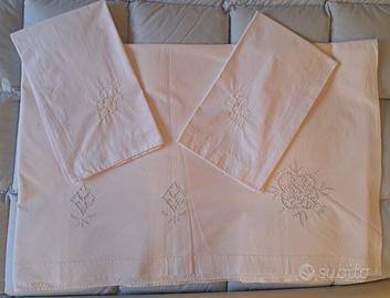 Lenzuolo e federe da letto ricamati a mano vintage