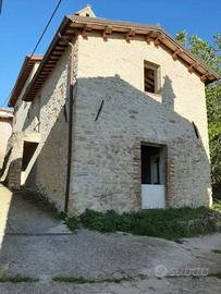 2 PORZIONI DI CASALE IN PIETRA VICINO SPOLETO