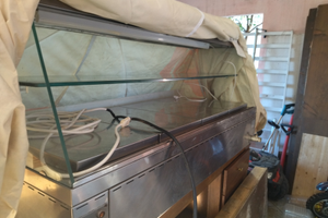 Banco in legno adatto per bar o pizzeria con vetri