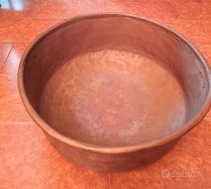 vecchia bacinella/fioriera in rame