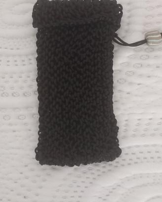 porta cellulare nero fatto a mano.