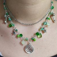 collana verde con spirale 