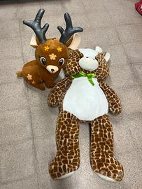 Coppia di peluche giraffa e renna