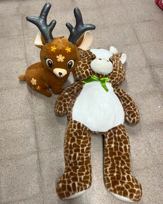 Coppia di peluche giraffa e renna