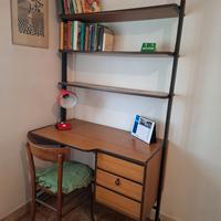 Scrivania con libreria e cassetti