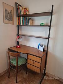 Scrivania con libreria e cassetti