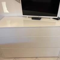 Comó, comodini e specchio