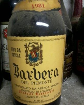 Bottiglie di vino da collezione o esposizione