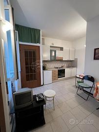 MONOLOCALE IN ZONA FARINI