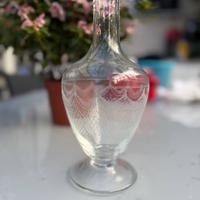 Caraffa in vetro soffiato con incisioni decorative