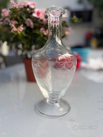Caraffa in vetro soffiato con incisioni decorative