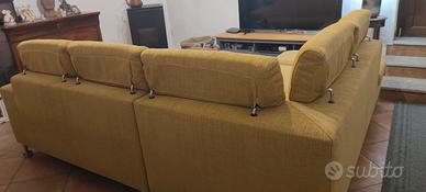 ampio divano con Chase long.