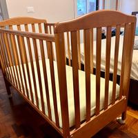 Lettino in legno con materasso