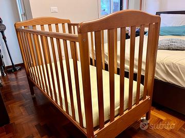 Lettino in legno con materasso
