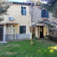 Agriturismo con casale, ristorante e parco