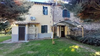 Agriturismo con casale, ristorante e parco