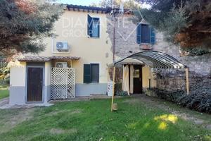 Agriturismo con casale, ristorante e parco