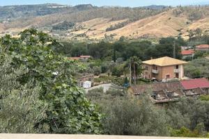 Piccolo casale con terreno