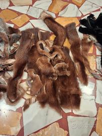 ritagli di pelliccia visone marrone e castoro nero