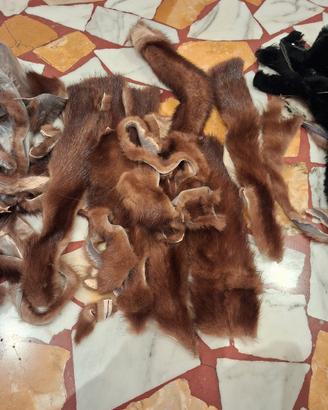 ritagli di pelliccia visone marrone e castoro nero
