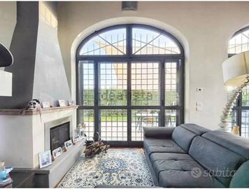 Villa di 580 m² con più di 5 locali e box auto a C