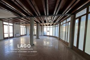 Immobile di 655 m² con 2 locali a Nove