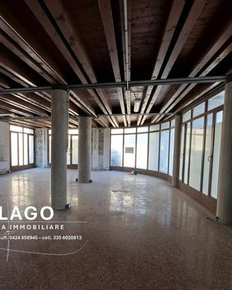 Immobile di 655 m² con 2 locali a Nove