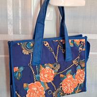 Borsa blu e fantasia.