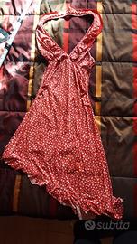 Abito rosso a fiorellini bianchi