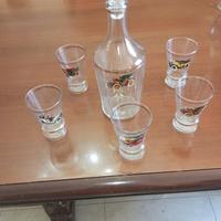 Bottiglia da liquore con rispettivi bicchierini