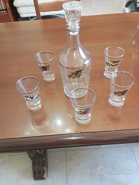 Bottiglia da liquore con rispettivi bicchierini