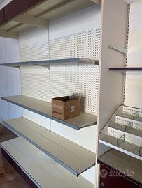 Mobili/scaffali con ripiani modulabili. 5 metri