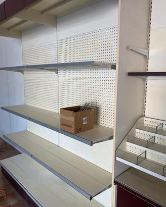 Mobili/scaffali con ripiani modulabili. 5 metri