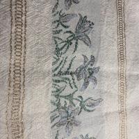 Tappeto da tavola-in lino damascato, ricami dorati