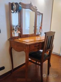 Consolle piano in marmo con specchiera e poltrona