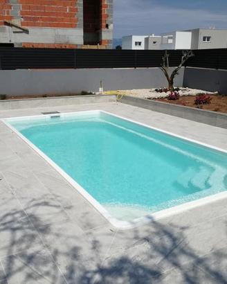 Piscina in vetroresina 8.2x3,2 m Trasporto incluso